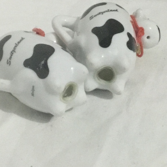 Cow salt and pepper shakers with Switzerland printed on the side.Excellent shape - Picture 5 of 6